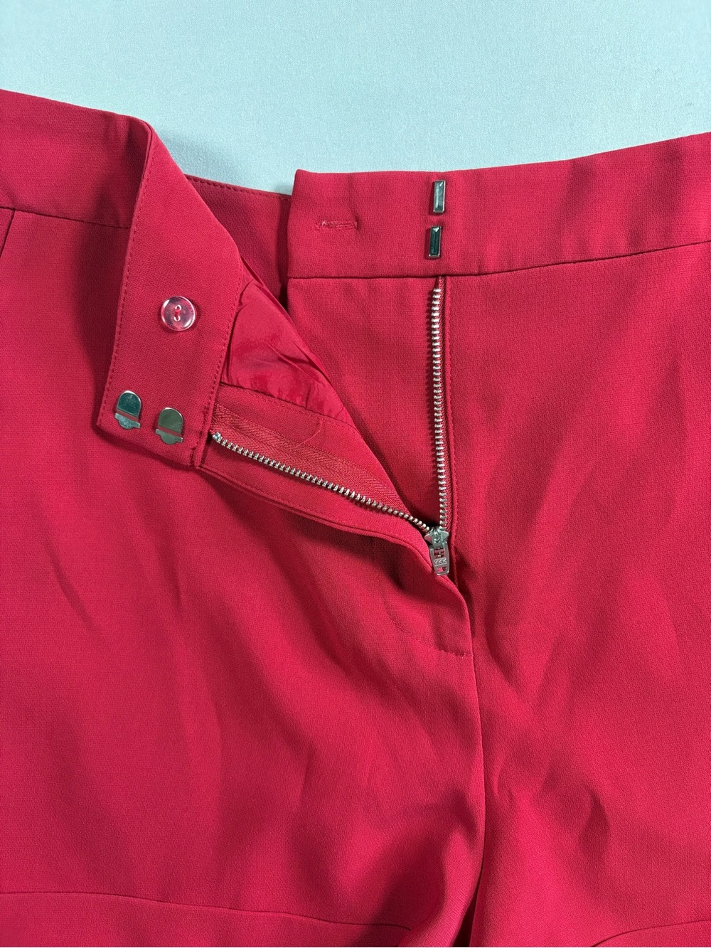 Cinq A Sept Women's Elaine Cuffed High Rise Crepe Shorts Cherry Red Size 12 - Picture 10 of 11